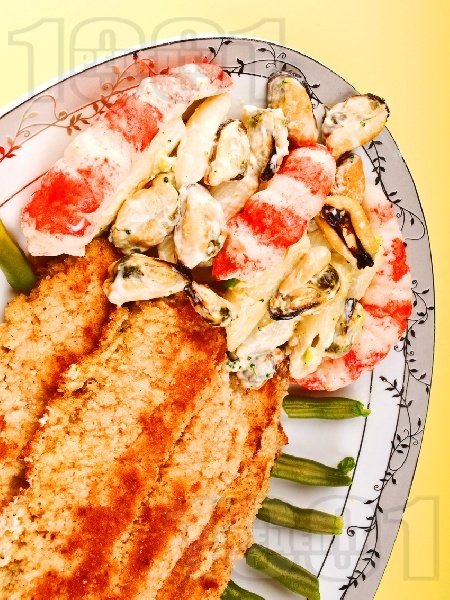 Бяла риба мерлуза с морска салата от макарони, миди, скариди и сметана - снимка на рецептата